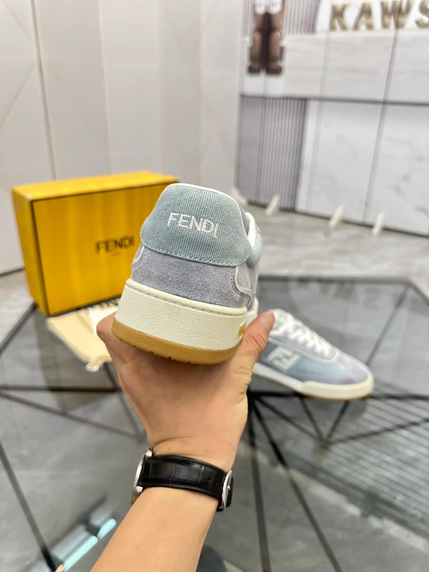 Selling men's shoes 💰: 💰P620¥ Top quality Product trademark: Fendi* "Fendi*" low-top casual shoes Regular size: 35-44 (can be customized to 38.45.46) Product material: imported first-layer nubuck leather upper, breathable lining, original outsole. No.:H208